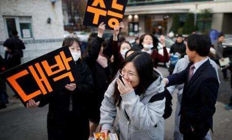 韩国60万考生迎高考 客机“让路” 举国相助