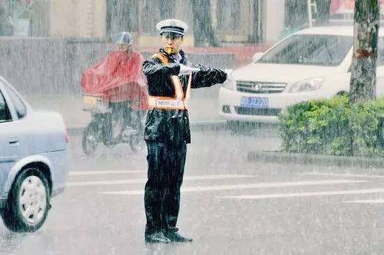 鹿邑老人雨中倒地 交警轮流撑伞3小时温暖守护