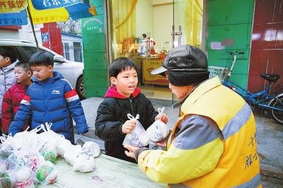 【大爱暖新乡】为环卫工送早餐 57名小学生已坚持一年多