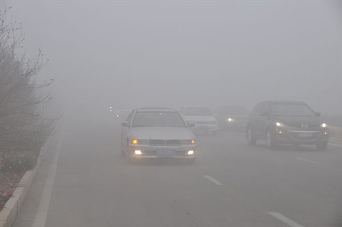 交通安全日河南大雾高速管制 本周冷空气将来驱霾