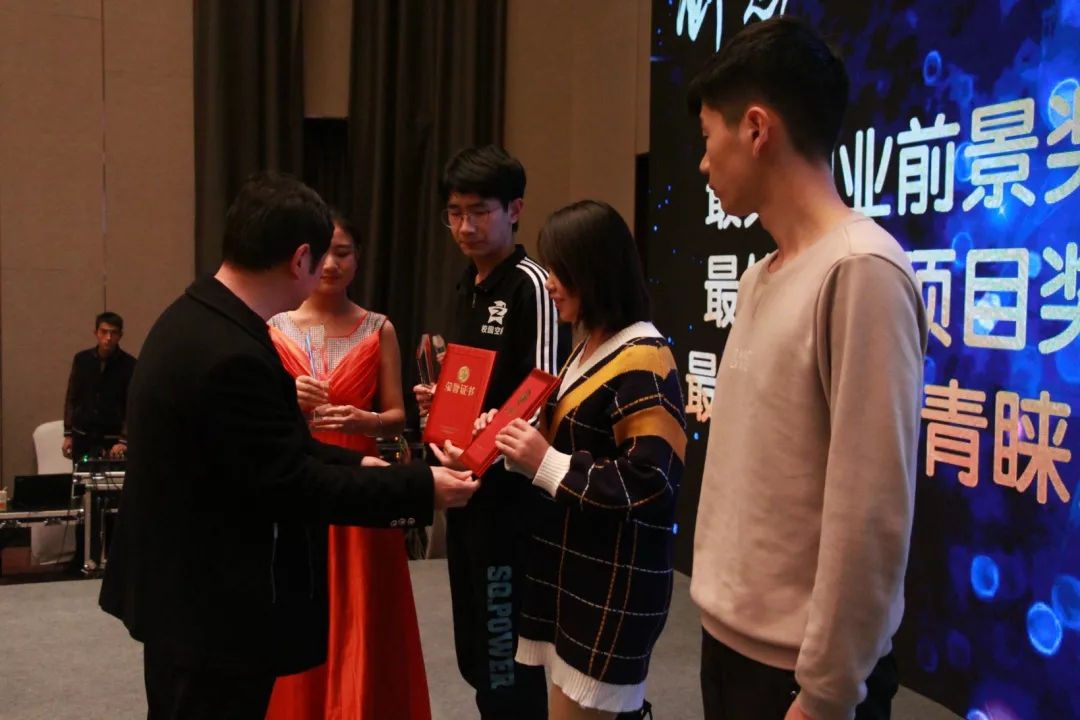 “贝壳杯”2018“创出彩·赢未来” 安阳企业家与青年创业项目面对面活动圆 