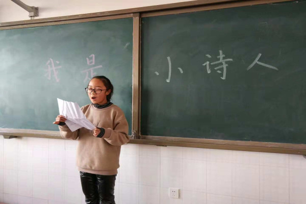 郑州市佛岗小学举行“畅游诗海，与诗同行”主题的系列活动