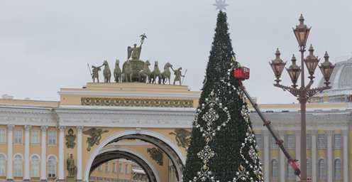 迎新年 圣彼得堡开始布置枞树