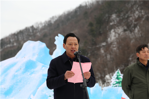 洛阳伏牛山滑雪度假乐园盛大开滑 畅享冰雪乐趣