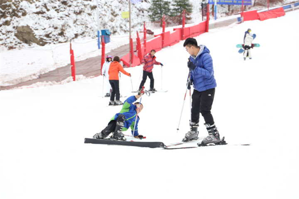 洛阳伏牛山滑雪度假乐园盛大开滑 畅享冰雪乐趣
