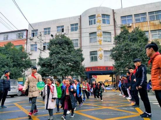为爱撑起保护伞：郑州科技学院体育学院护学在行动