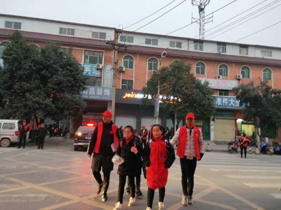 为爱撑起保护伞：郑州科技学院体育学院护学在行动
