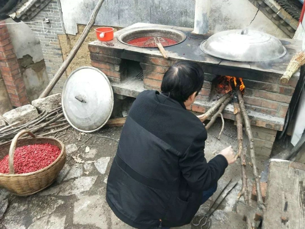 西峡县人民医院：帮扶干部与贫困户同吃同住同劳动 用心用情提升群众满意度