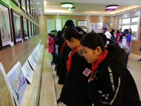 郑州市中原区百花艺术小学举办首届“童心童语”学生三人书画联展