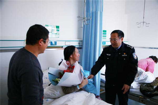邓州市公安局长马骁亲切看望慰问受伤民警