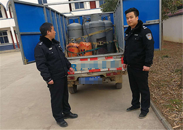 邓州：非法改装车辆运送200斤液化气被查处