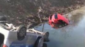 周口：两车相撞翻入河渠 沈丘青年“冰水”中救人