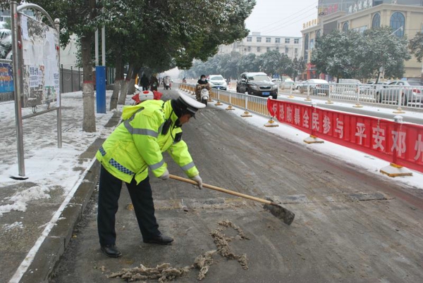 邓州交警启动应急预案积极应对雨雪天气