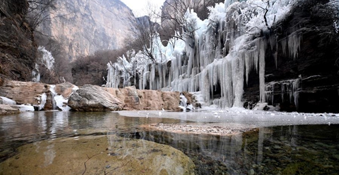 河南云台山现冰瀑景观 奇特壮美