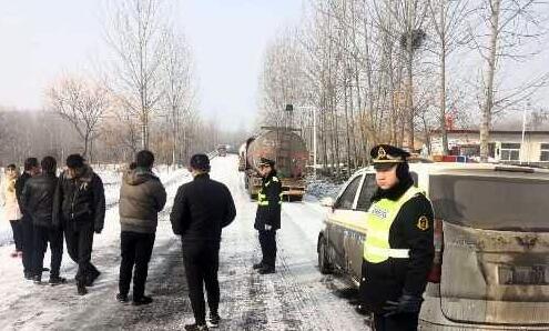 陕州区公路管理局全力以赴除冰雪保畅通