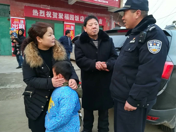 幼儿串亲走失  桐柏民警紧急寻回