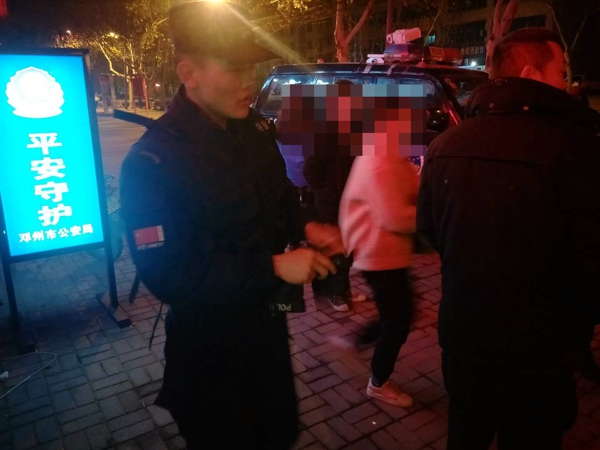 邓州：特警队员及时帮助五名受困学生返校