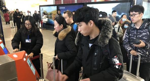 春运来了！郑州火车站加开72趟临客 中转旅客也可“刷证”进站