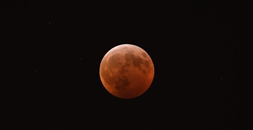 1月21日 “超级红月亮”现身天宇