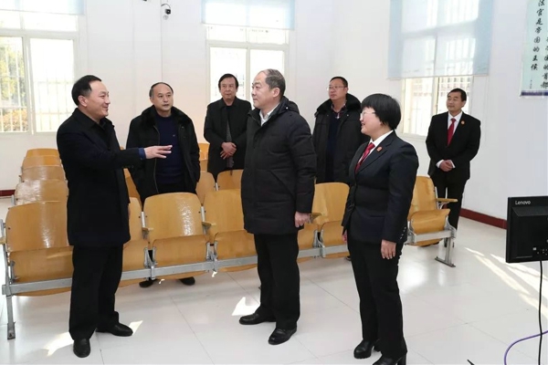 省法院政治部副主任李辰明看望南阳法院“先进模范”代表和基层法庭干警