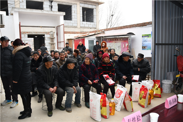 南召农商银行举行冬季送温暖暨扶贫捐赠活动