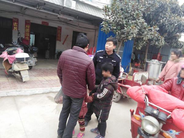 邓州元庄派出所民警及时帮助家长找到走失儿童