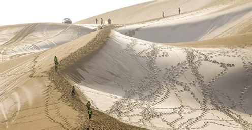 库木塔格沙漠“披纱” 吸引了不少游客