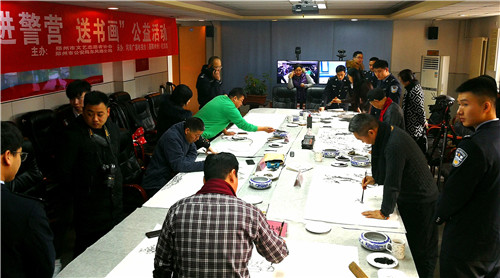 “迎新春 送书画”——文艺志愿者走进郑州市公安局东风路分局