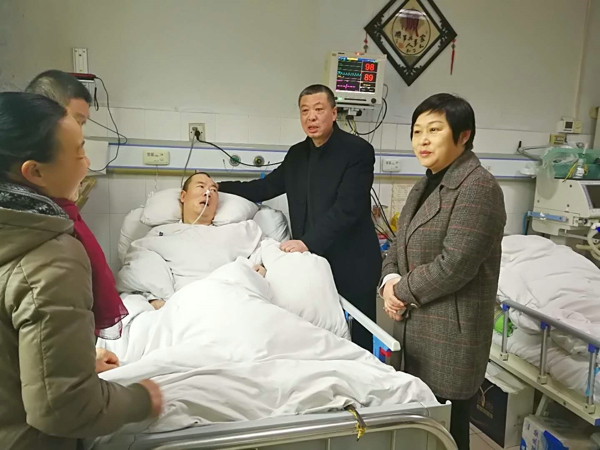 内乡公安：崔宏伟局长看望慰问因病住院民警