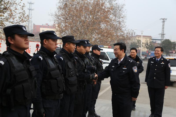 南阳市公安局常务副局长周浩然深入邓州走访慰问