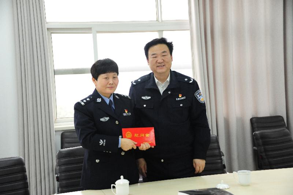 南阳市公安局常务副局长周浩然深入邓州走访慰问