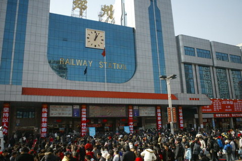 河南各大火车站今日返程客流高位运行 预计发送旅客54.5万人