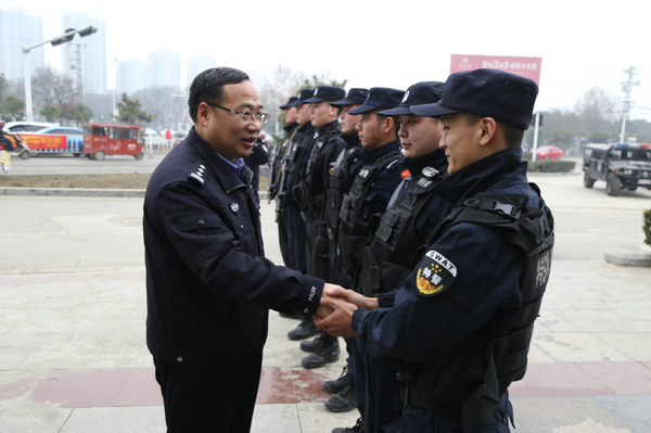 邓州：马骁局长检查春节安保工作 看望慰问基层民警
