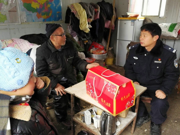 邓州：小杨营民警充分利用休息时间看望慰问困难群众