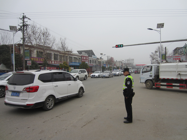 邓州张楼派出所春节期间开展辖区拥堵路段车辆疏导工作