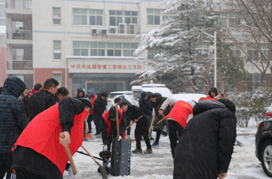 郑州市兴达路街道：雪地里的“一抹红” 破冰除雪保平安
