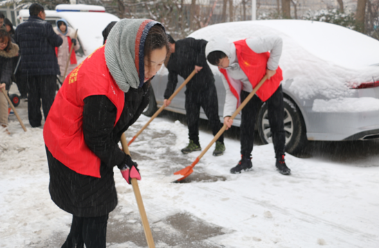 郑州市兴达路街道：雪地里的“一抹红” 破冰除雪保平安
