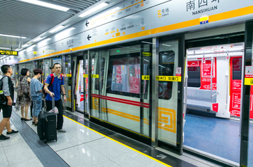 郑州机场70多个航班延误 地铁加开单向列车至23点