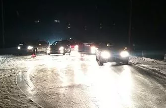 警民冰地大救援！桥面结冰 漯河近50辆车相继滑进路沟
