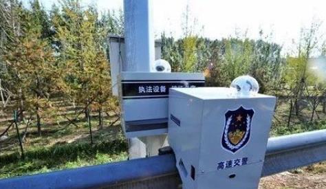 洛阳交警首次启用巡逻式预警机器人 确保春运高速畅通