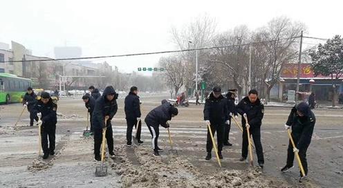漯河各部门连夜清扫积雪 确保市民正常出行