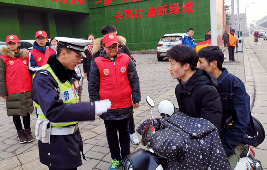郑州外国语中学40余名学生走上街头参与执勤 宣传交通安全
