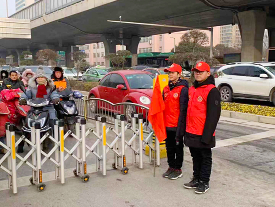 郑州外国语中学40余名学生走上街头参与执勤 宣传交通安全