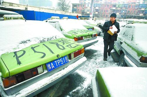 郑州警方强力打击“黑出租车” 多警种联动幕后“港湾”浮出水面