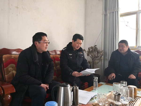 社旗县公安局局长高青走访慰问贫困户和驻村工作队