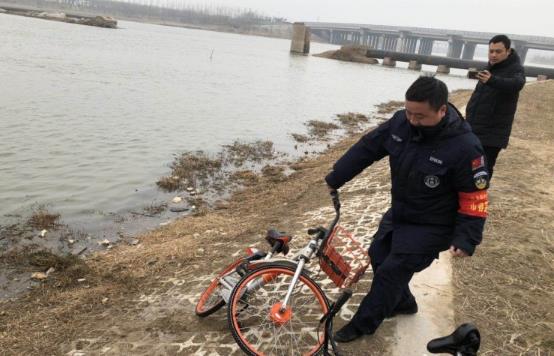郑州三辆共享单车被扔下河 热心巡防队员来“解救”