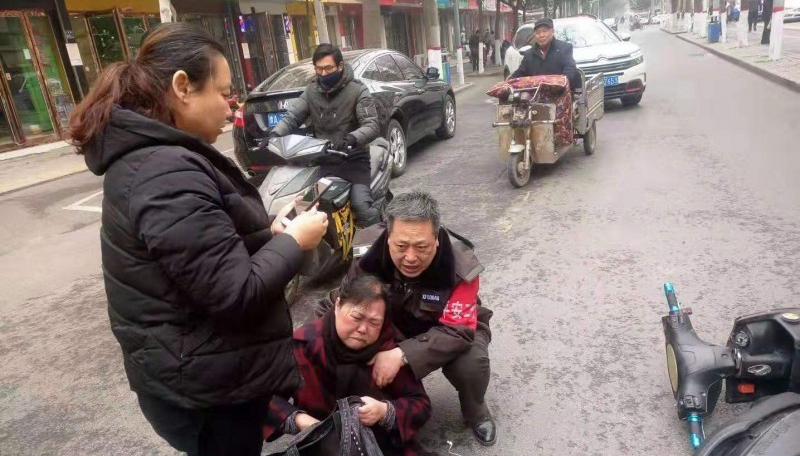 郑州一轿车停靠路边突然开门 女子被重重摔伤