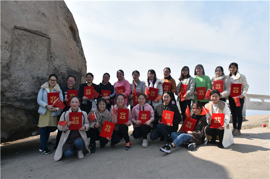 唐河县法院开展迎“三八”登山竞赛活动