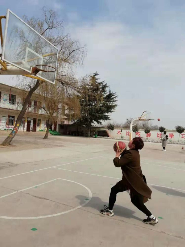 龙湖镇王口小学庆“三八妇女节”---篮球魅力校园活动
