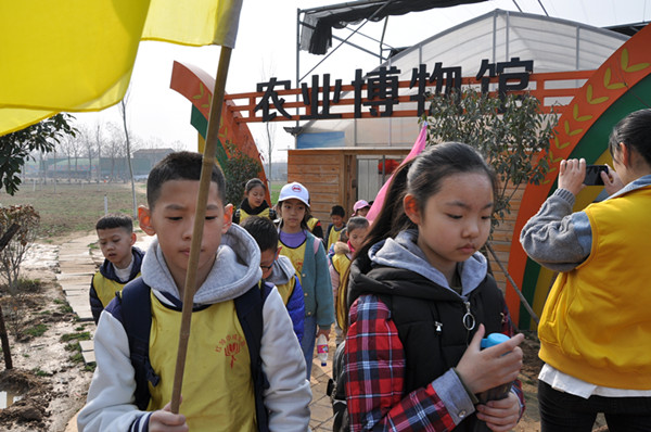 郑州市红领巾成长营开展“护绿新希望，我与小树共成长”植树活动